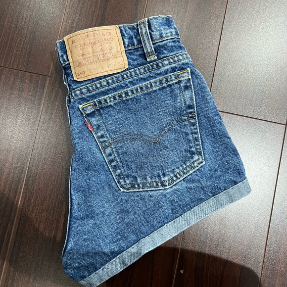 US4 25-26” custom distressed vintage levi’s 550 jean shorts dark wash denim - Picture 2 of 2